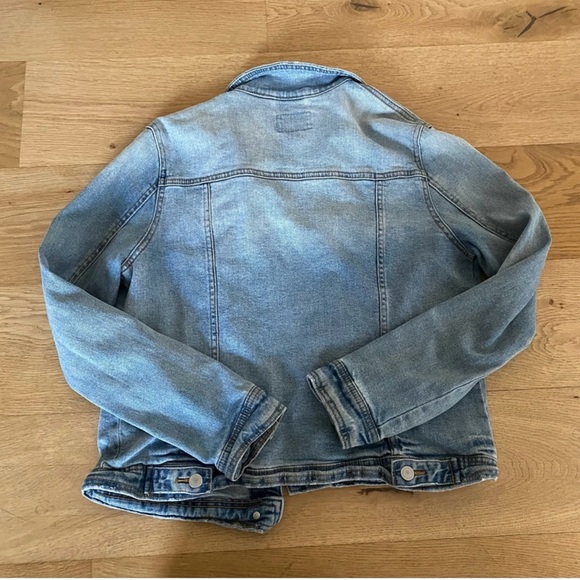 Universal Thread Cropped Denim Jacket in Light Wash - Picture 2 of 5